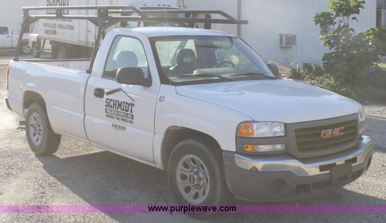 image for item A3189 2005 GMC Sierra 1500 pickup truck