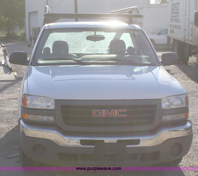 image for item A3189 2005 GMC Sierra 1500 pickup truck