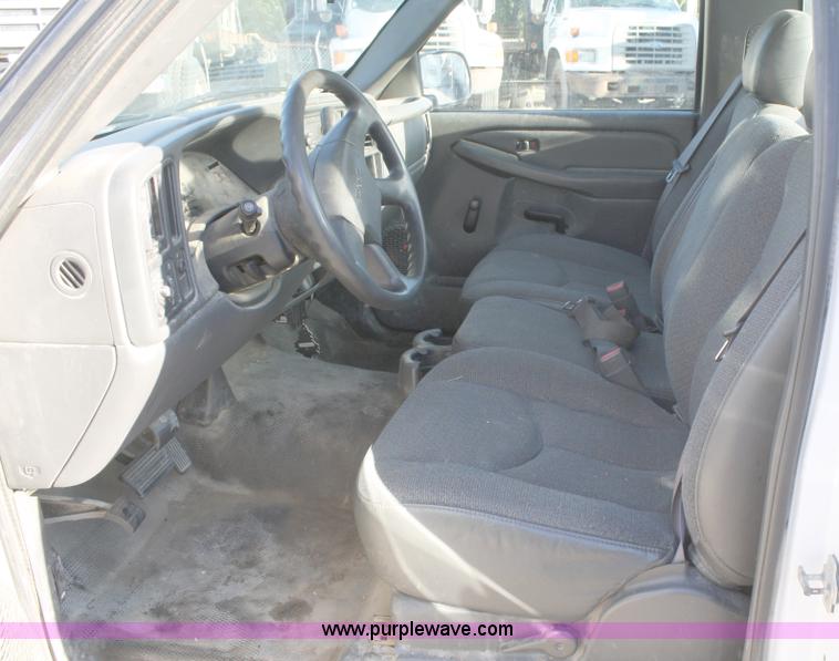 image for item A3189 2005 GMC Sierra 1500 pickup truck