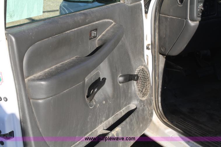 image for item A3189 2005 GMC Sierra 1500 pickup truck