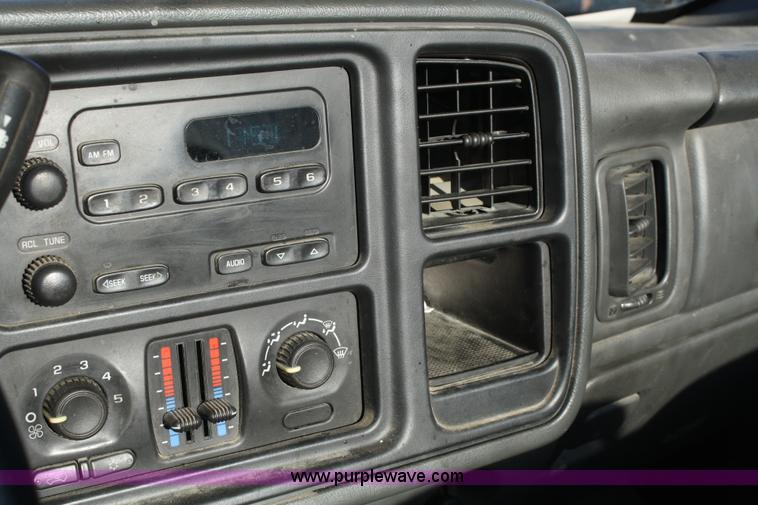 image for item A3189 2005 GMC Sierra 1500 pickup truck