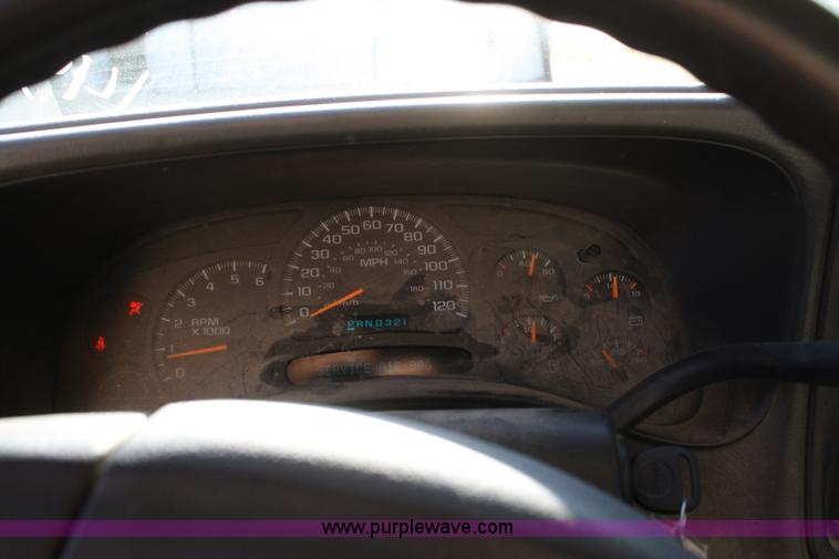 image for item A3189 2005 GMC Sierra 1500 pickup truck