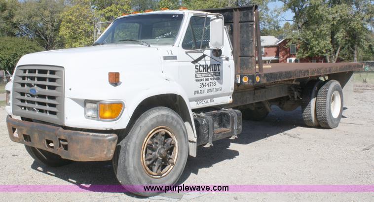 image for item A3191 1995 Ford F700 flatbed dump truck