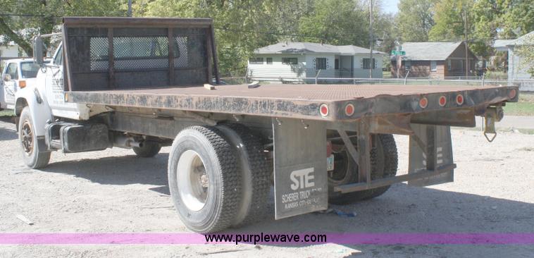 image for item A3191 1995 Ford F700 flatbed dump truck