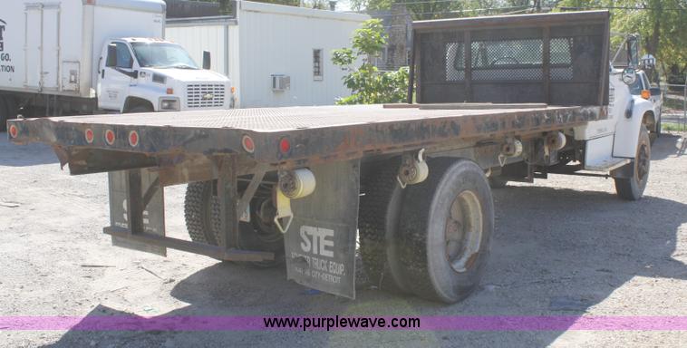 image for item A3191 1995 Ford F700 flatbed dump truck