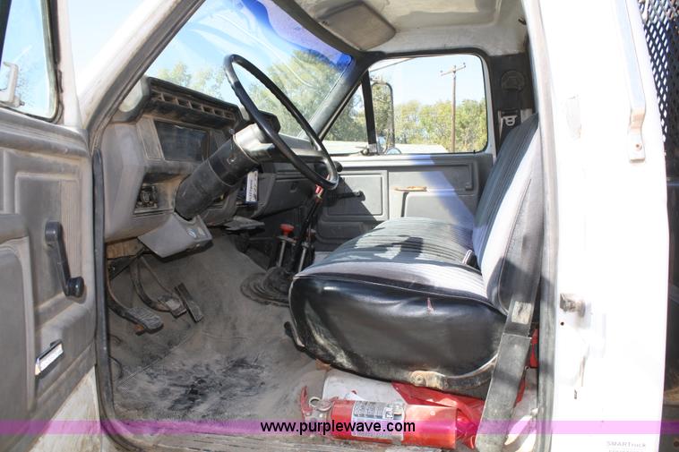 image for item A3191 1995 Ford F700 flatbed dump truck