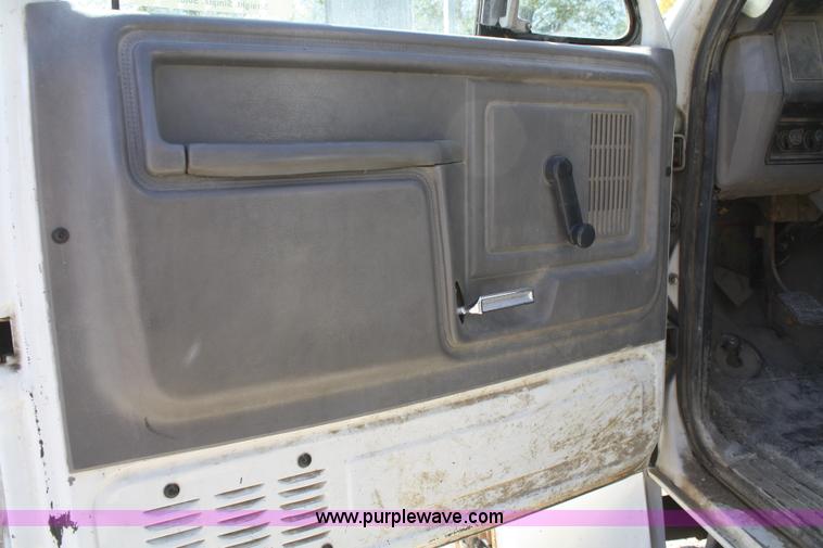 image for item A3191 1995 Ford F700 flatbed dump truck