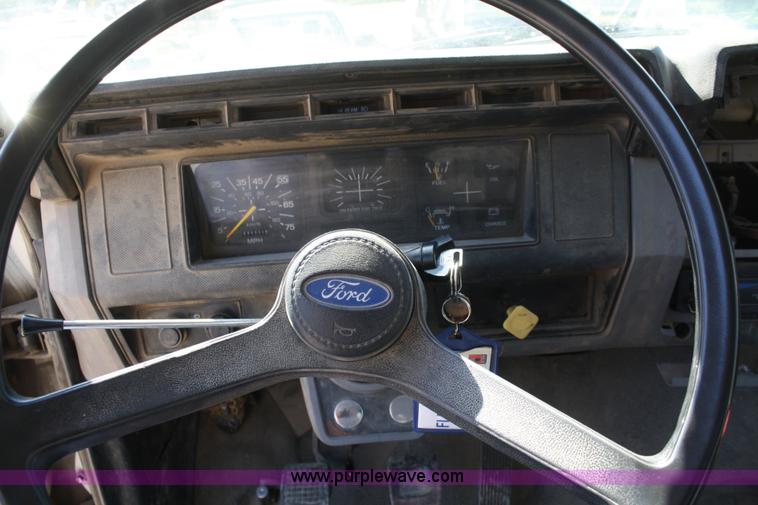 image for item A3191 1995 Ford F700 flatbed dump truck