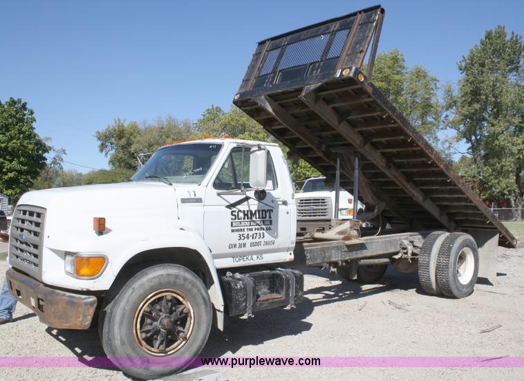 image for item A3191 1995 Ford F700 flatbed dump truck