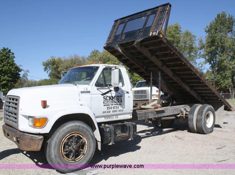image for item A3191 1995 Ford F700 flatbed dump truck