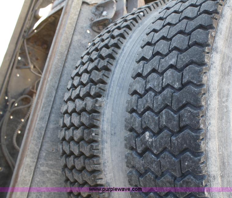 image for item A3191 1995 Ford F700 flatbed dump truck