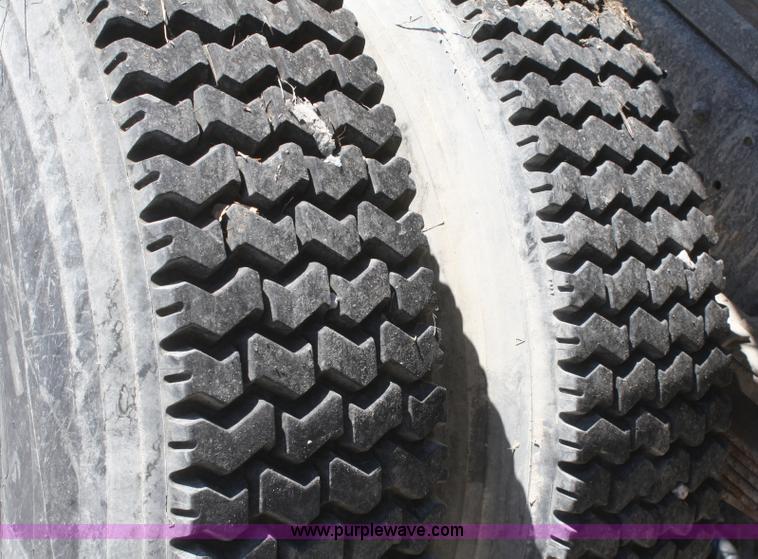 image for item A3191 1995 Ford F700 flatbed dump truck