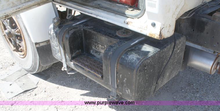 image for item A3191 1995 Ford F700 flatbed dump truck