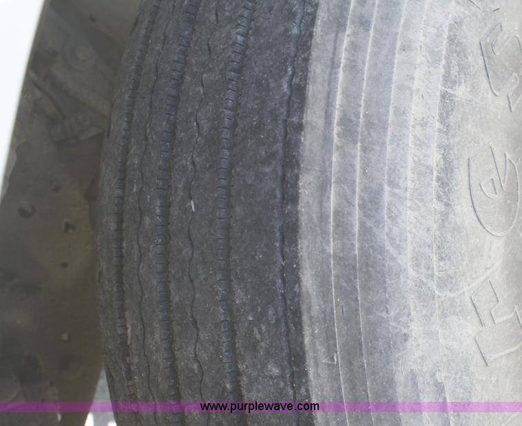 image for item A3191 1995 Ford F700 flatbed dump truck