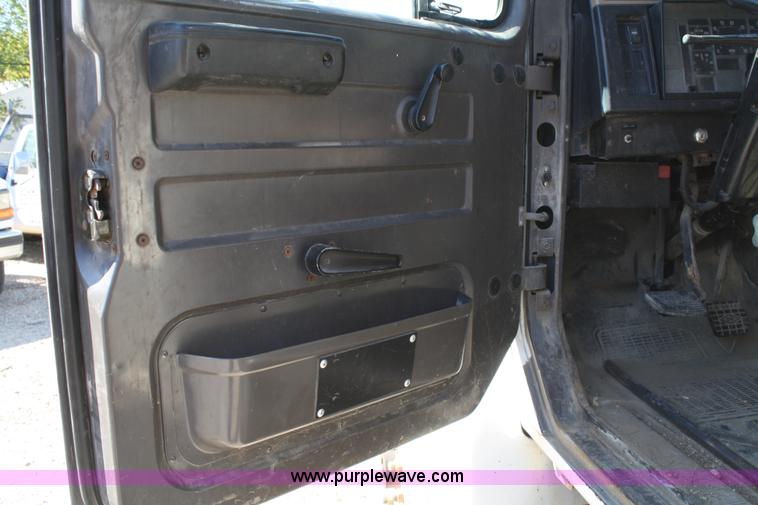 image for item A3192 1994 International 4900 flatbed truck