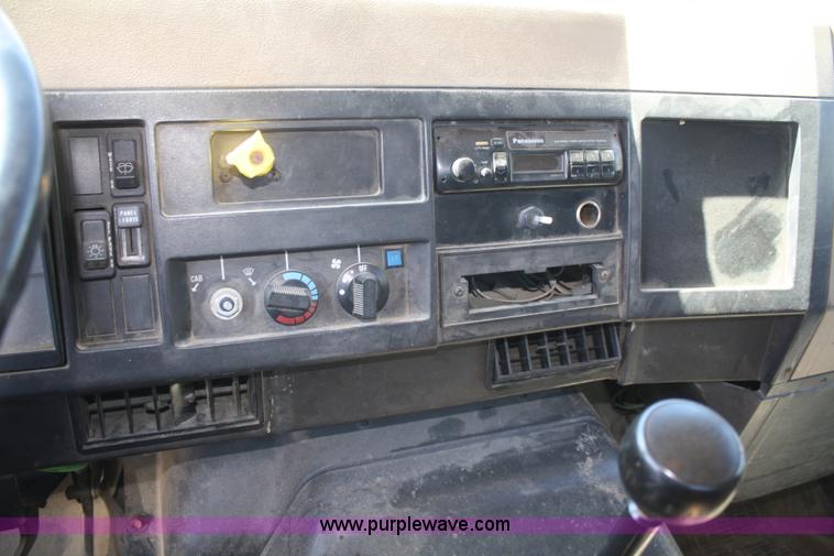 image for item A3192 1994 International 4900 flatbed truck