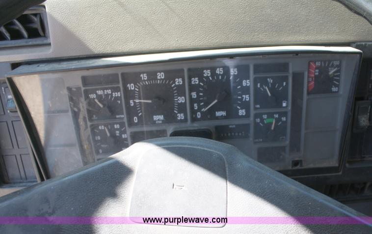 image for item A3192 1994 International 4900 flatbed truck