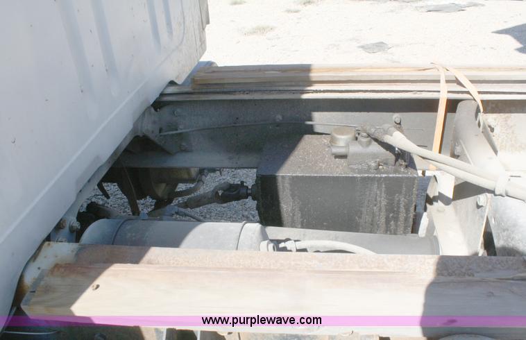 image for item A3192 1994 International 4900 flatbed truck