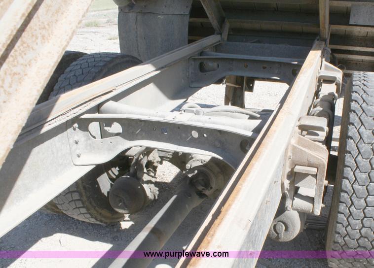 image for item A3192 1994 International 4900 flatbed truck