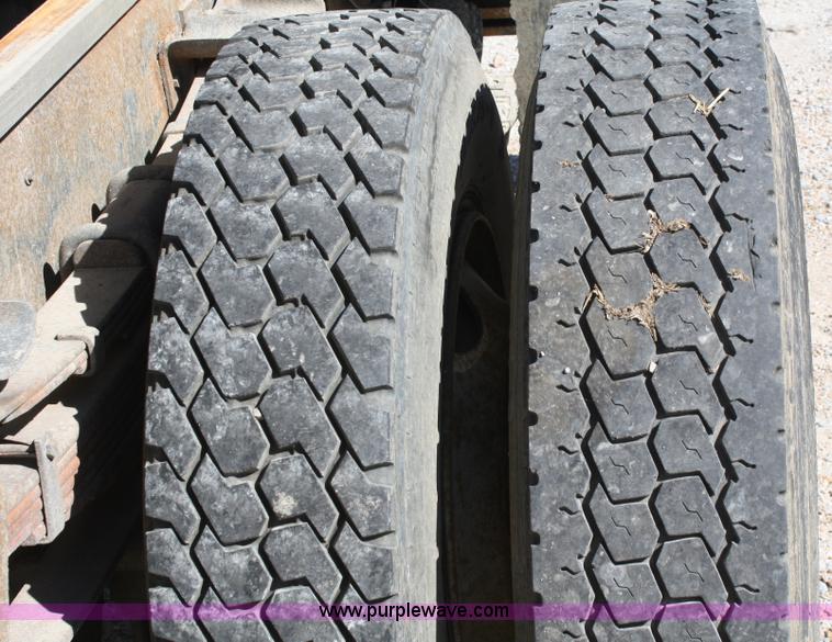 image for item A3192 1994 International 4900 flatbed truck