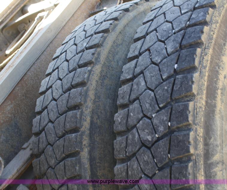 image for item A3192 1994 International 4900 flatbed truck