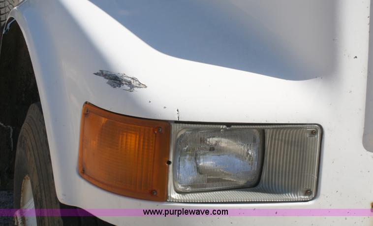 image for item A3192 1994 International 4900 flatbed truck