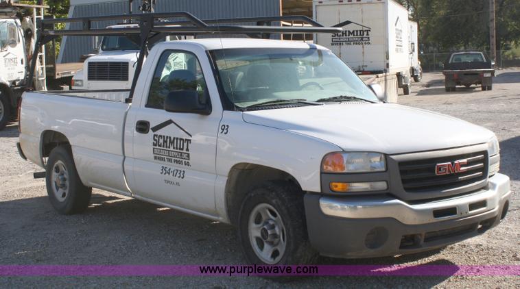 image for item A3208 2004 GMC Sierra 1500 pickup truck