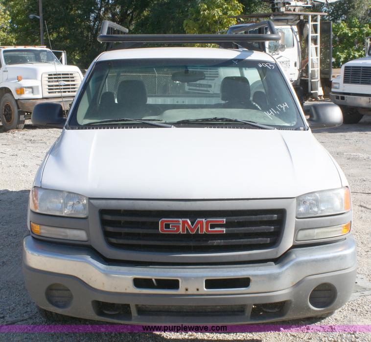 image for item A3208 2004 GMC Sierra 1500 pickup truck