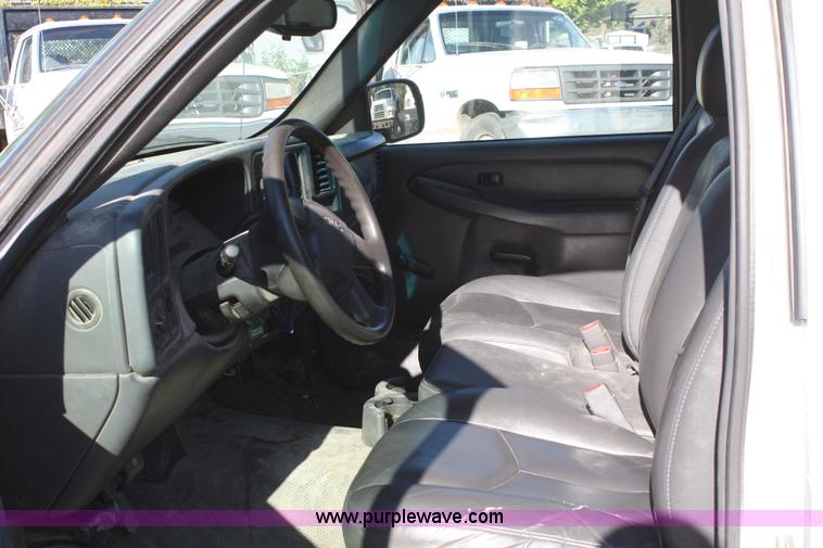 image for item A3208 2004 GMC Sierra 1500 pickup truck