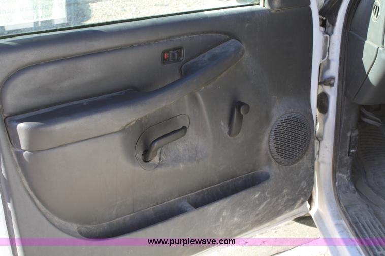 image for item A3208 2004 GMC Sierra 1500 pickup truck