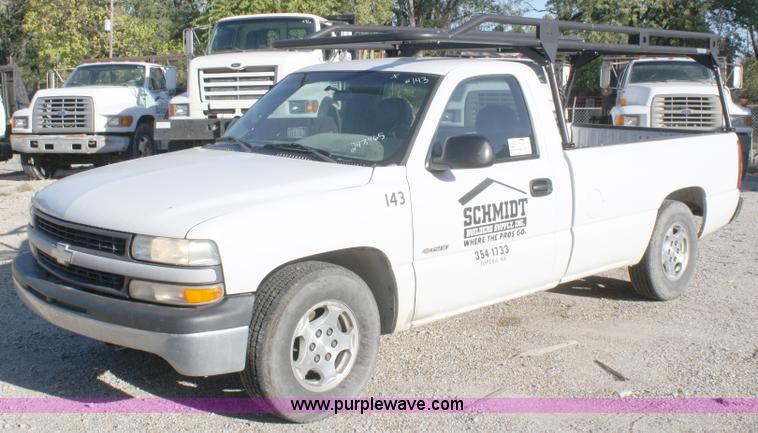 image for item A3211 2000 Chevrolet Silverado 1500 pickup truck