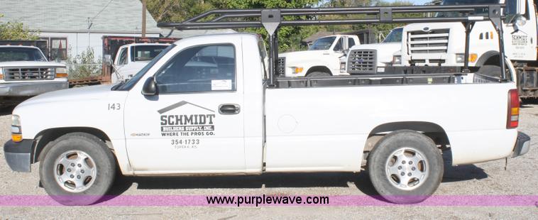 image for item A3211 2000 Chevrolet Silverado 1500 pickup truck