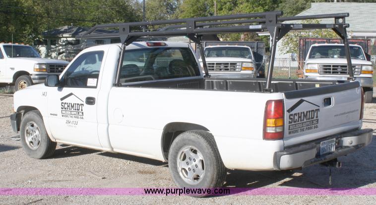 image for item A3211 2000 Chevrolet Silverado 1500 pickup truck