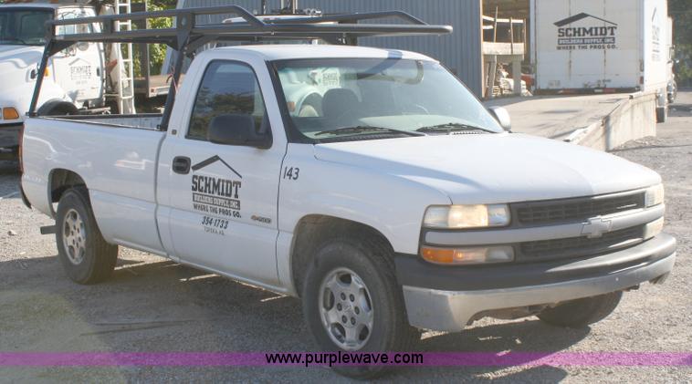 image for item A3211 2000 Chevrolet Silverado 1500 pickup truck