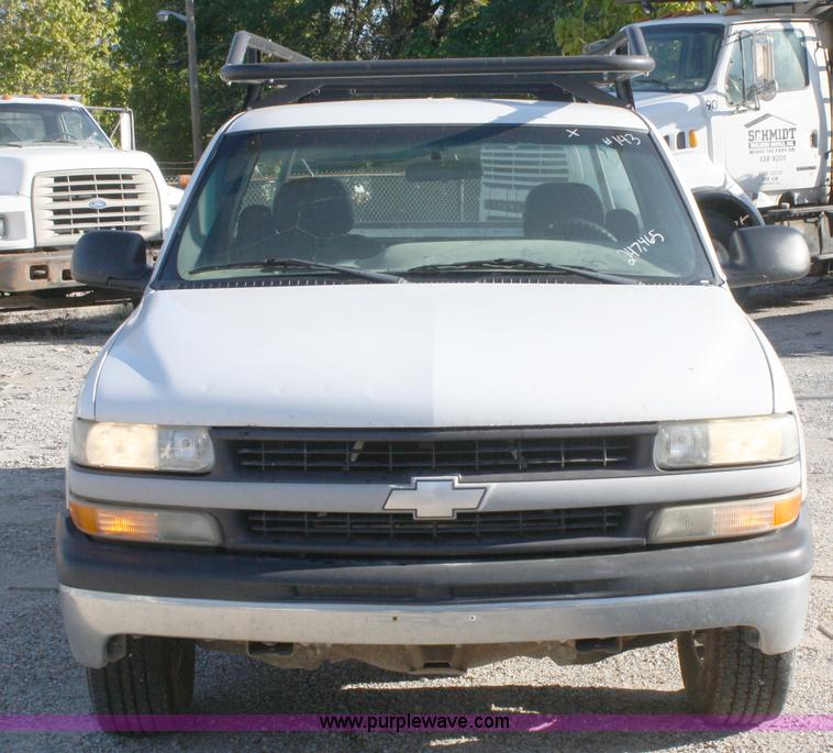 image for item A3211 2000 Chevrolet Silverado 1500 pickup truck