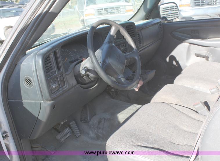 image for item A3211 2000 Chevrolet Silverado 1500 pickup truck