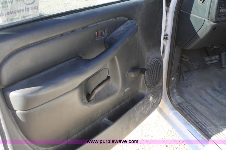 image for item A3211 2000 Chevrolet Silverado 1500 pickup truck