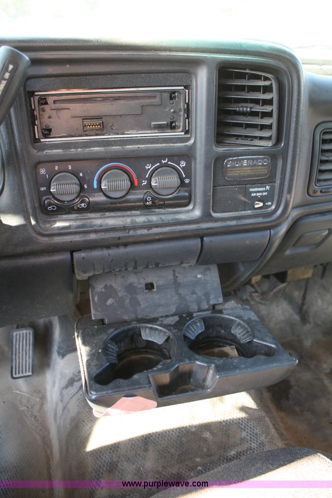 image for item A3211 2000 Chevrolet Silverado 1500 pickup truck