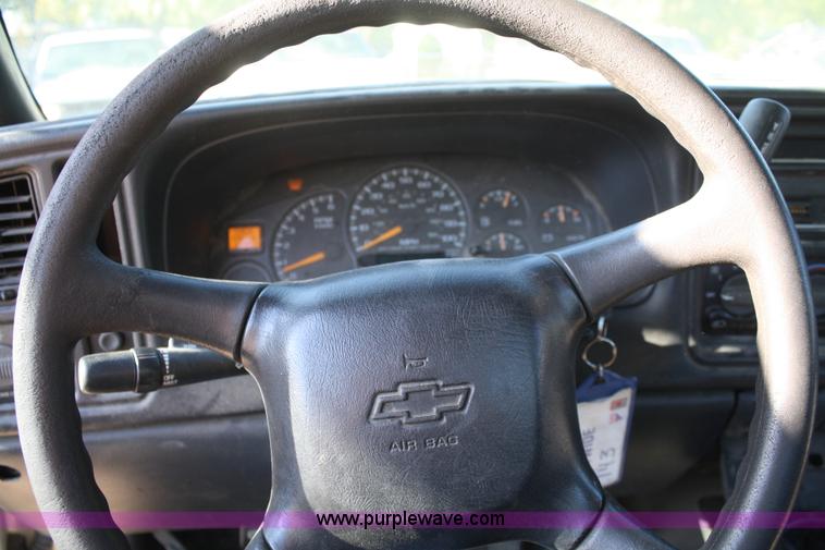 image for item A3211 2000 Chevrolet Silverado 1500 pickup truck