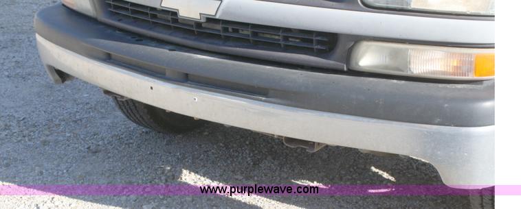 image for item A3211 2000 Chevrolet Silverado 1500 pickup truck