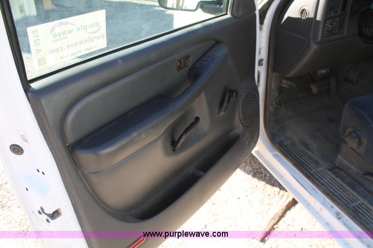 image for item A3213 2004 GMC Sierra 1500 pickup truck