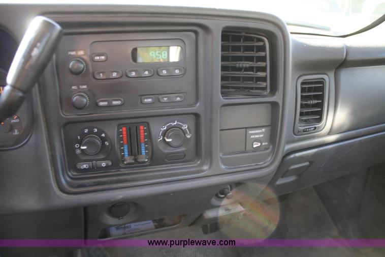 image for item A3213 2004 GMC Sierra 1500 pickup truck