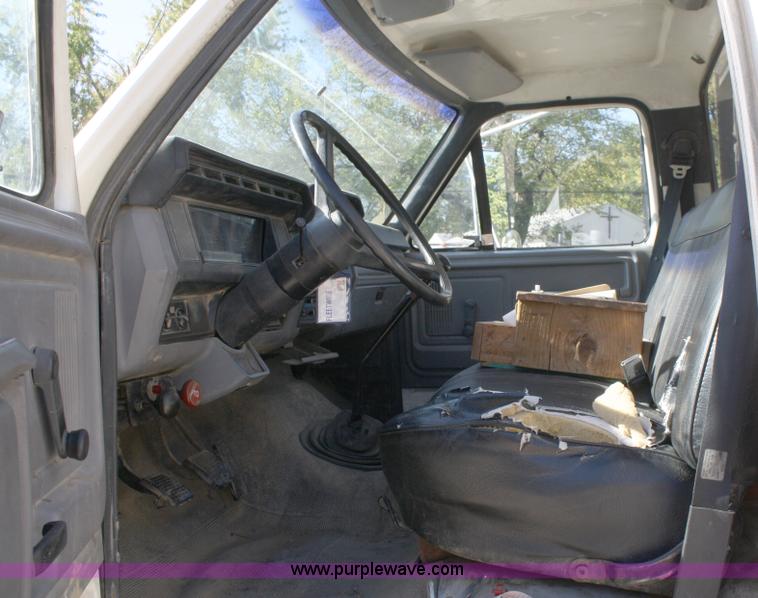 image for item A3216 1996 Ford F700 flatbed truck