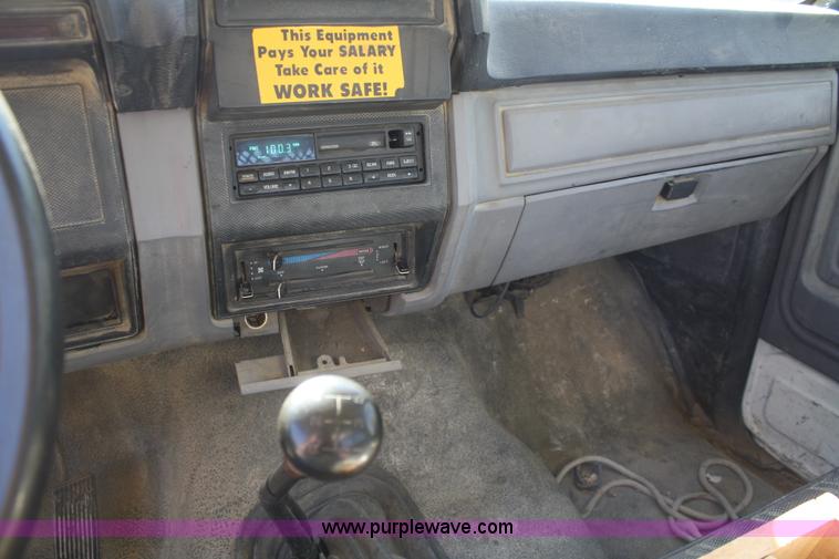 image for item A3216 1996 Ford F700 flatbed truck