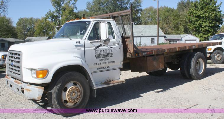 image for item A3217 1995 Ford F700 flatbed truck