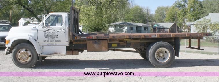image for item A3217 1995 Ford F700 flatbed truck