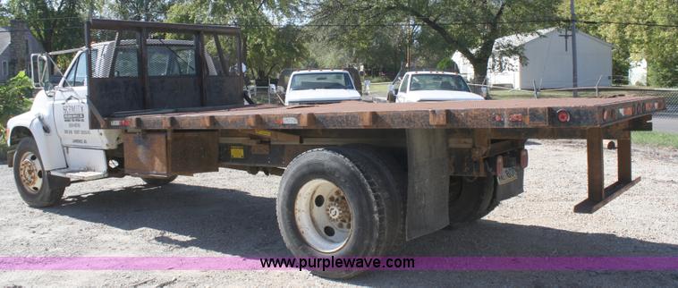 image for item A3217 1995 Ford F700 flatbed truck