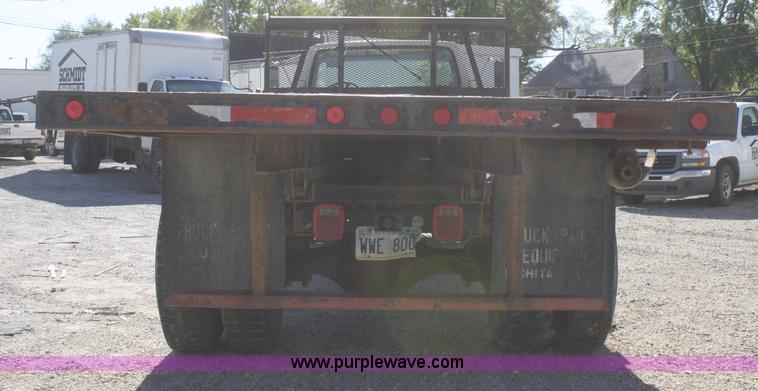 image for item A3217 1995 Ford F700 flatbed truck