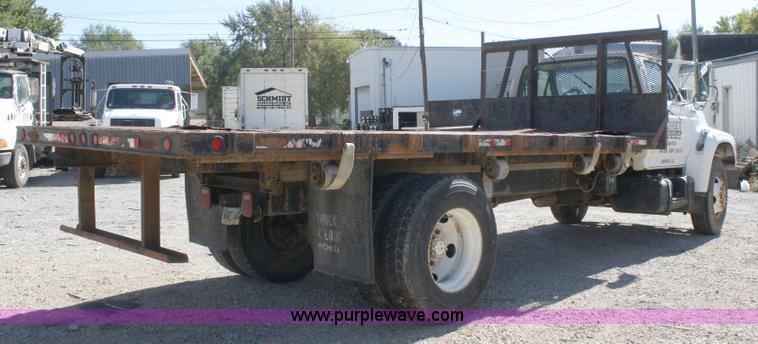 image for item A3217 1995 Ford F700 flatbed truck