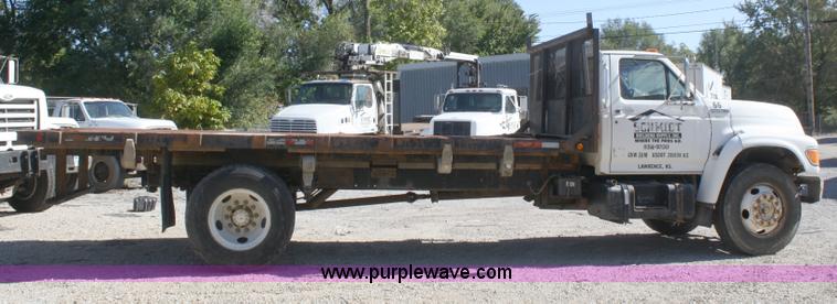 image for item A3217 1995 Ford F700 flatbed truck